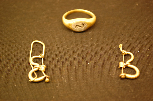 Anello e orecchini in oro della necropoli romana della Cavallara.