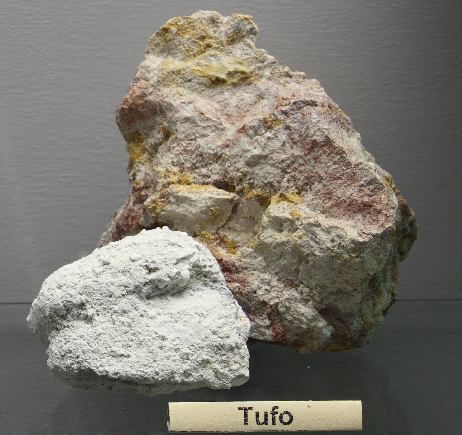 Tufo: roccia magmatica leggera.
