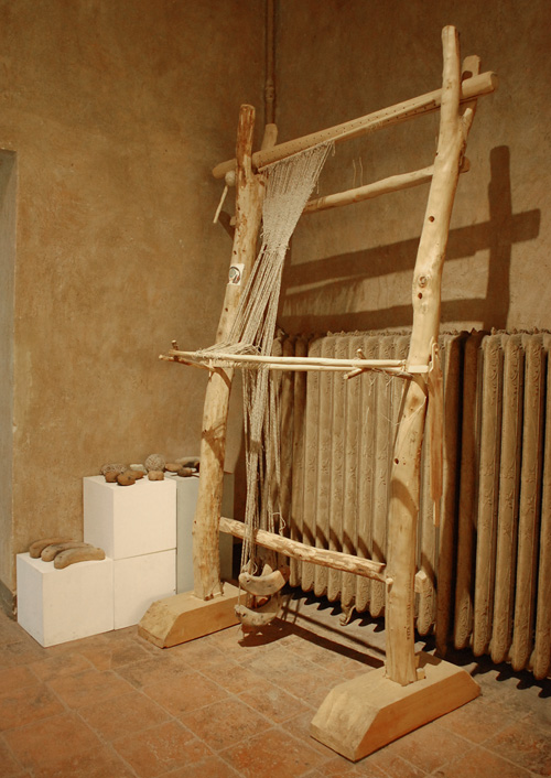 Ricostruzione di un telaio in legno dell'Età del Bronzo.
