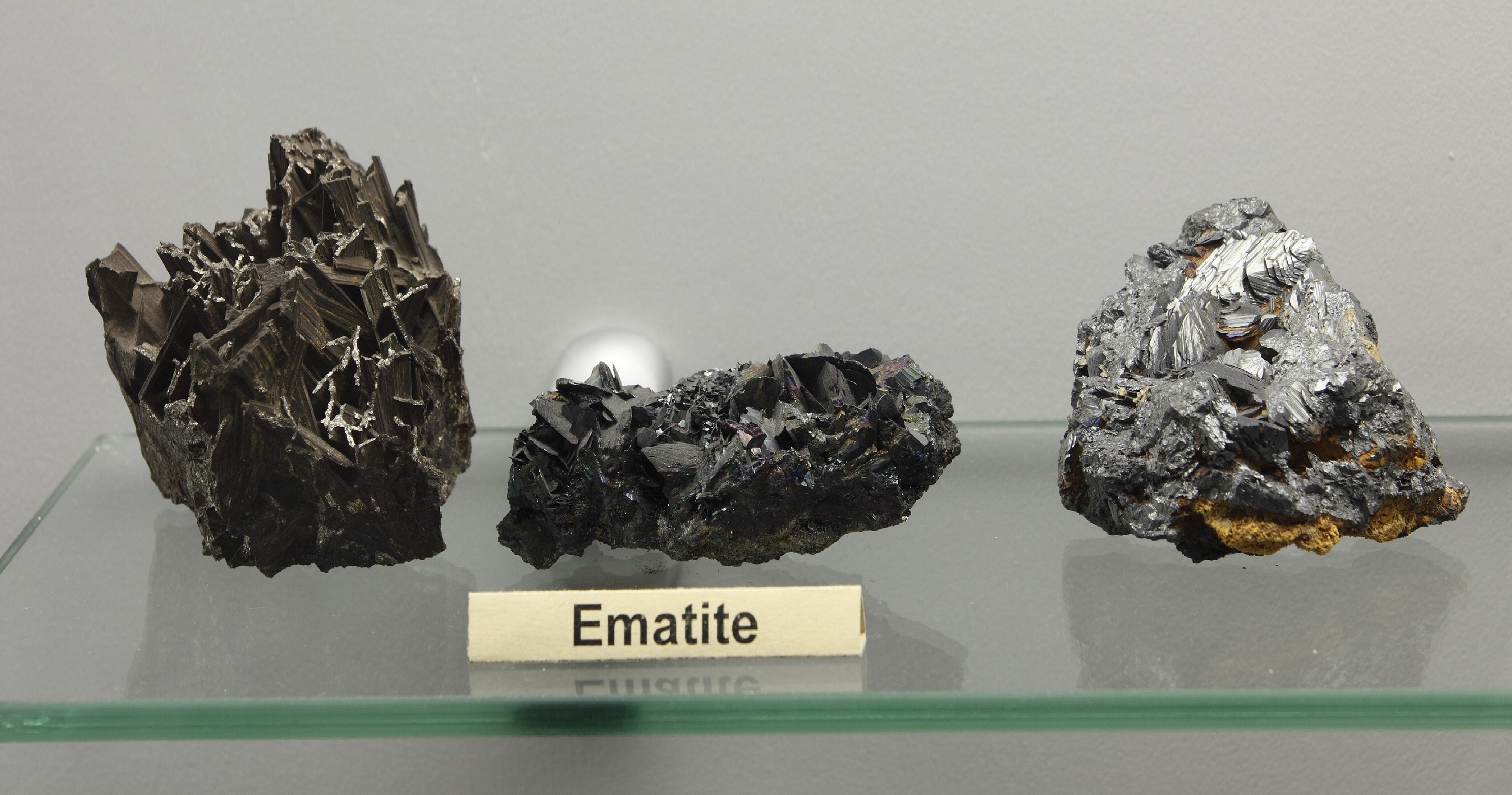 Ematite: minerale di ferro costituito da lamine.