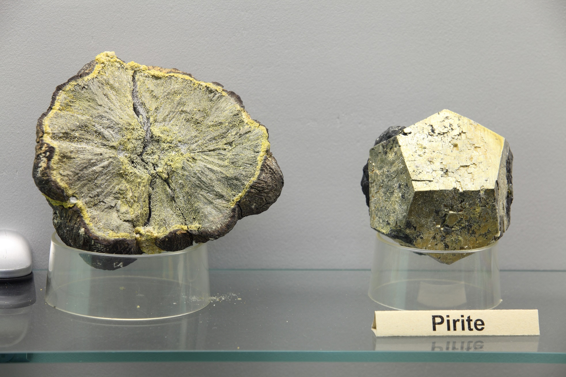 Minerale di Pirite a forma di sfera.