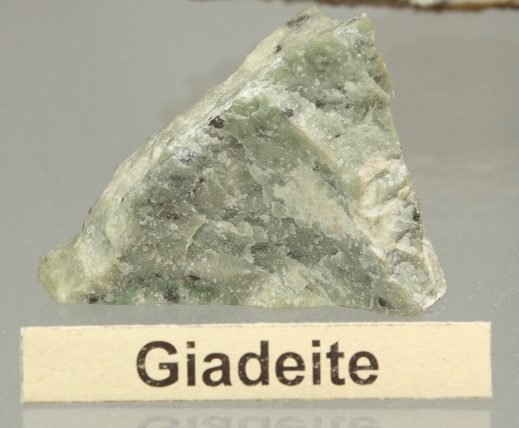Giadeite: minerale di colore verde. La giada è costituita principalmente di giadeite.